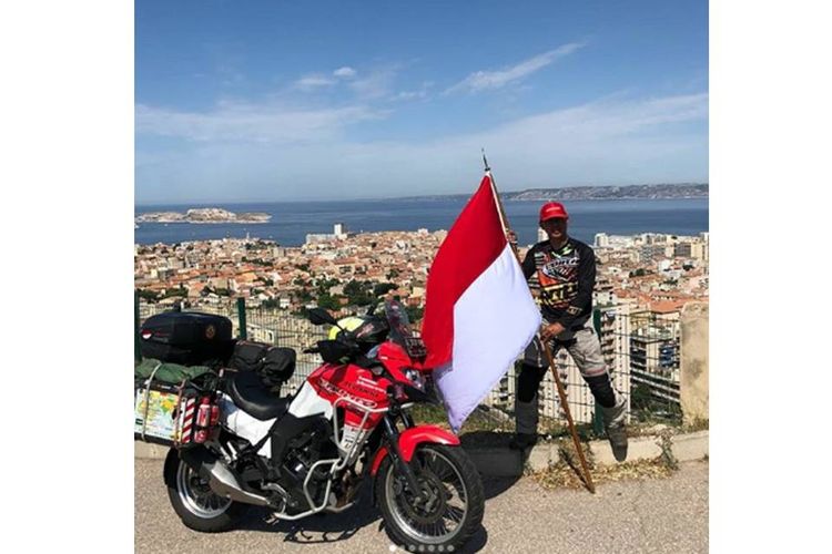 Stephen Langitan, seorang rider yang mengendarai motor dari Jakarta ke London. Perjalanannya telah dimulai sejak 25 Maret 2018 dan akan berakhir di London pada 17 Agustus 2018.