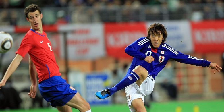 Shunsuke Nakamura saat masih aktif bermain untuk timnas Jepang.