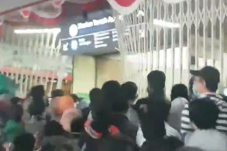 Video yang memperlihatkan sejumlah penumpang kereta rel listrik (KRL) di Stasiun Tanah Abang, Jakarta Pusat, Senin (10/8/2020), viral di media sosial. Dalam video yang diunggah akun @vrlivndsyh di twitter memperlihatkan sejumlah orang mendorong pagar putih untuk masuk ke area Stasiun Tanah Abang. 