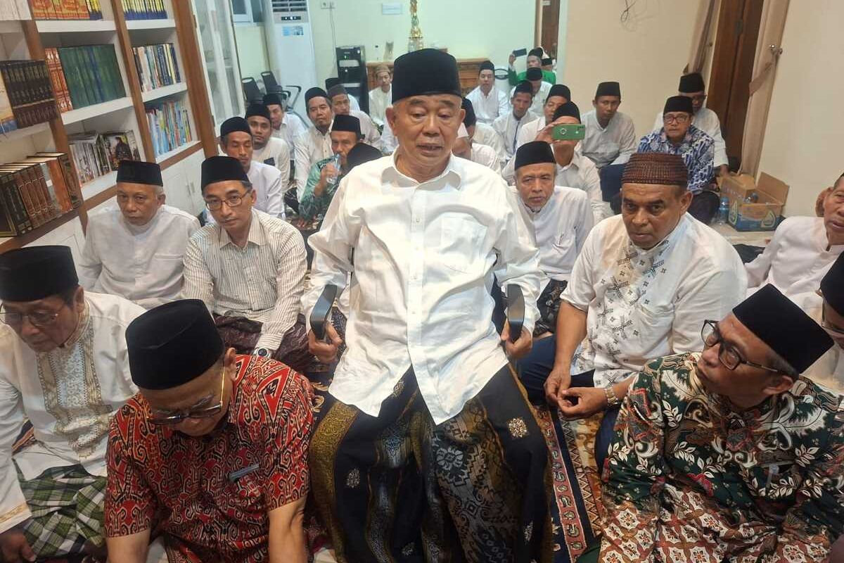 Ketua Umum JKSN KH Asep Saifudin Chalim (tengah) memberikan keterangan kepada media.