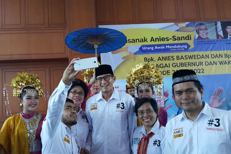 Calon wakil gubernur DKI Jakarta Sandiaga Uno berfoto bersama para pendukungnya di Is Plaza, Jakarta Timur, Minggu (30/4/2017).