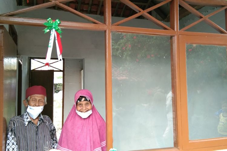 Ajum (80) dan Arah (60), warga Desa Tegallega, Kecamatan Ciampel, Kabupaten Karawang, mengaku senang. Mereka amat terharu dibangunkan rumah melalui Bhakti Siliwangi Manunggal Satata Sariksa (BMMS) Kodim 0604 Karawang.