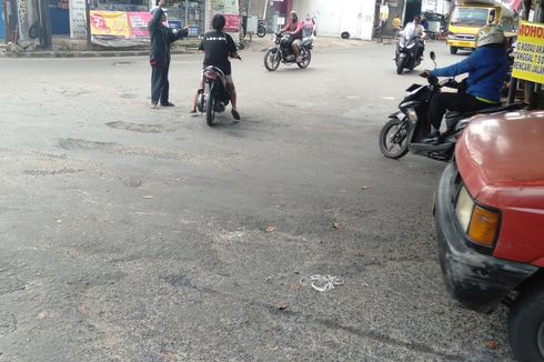 Jalan Simpang Kodau Bekasi Kerap Rusak, Warga: Perbaiki dengan Serius, Jangan Cuma Tambal Aspal