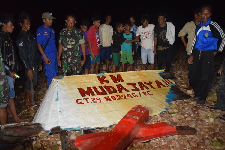 Puing kapal KM Muda Jaya yang ditemukan terhanyut tanpa anak buah kapal (ABK) di lepas perairan Kabupaten Wakatobi, Sulawesi Tenggara, Jumat (14/7/2017) sekitar pukul 03.00 Wita. Kapal tersebut pertama kali ditemukan oleh kapal nelayan yang sedang mencari ikan di perairan Kabupaten wakatobi.