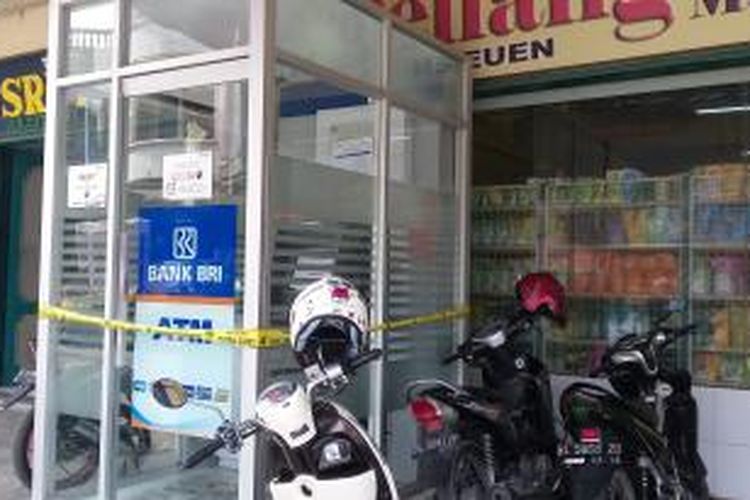 ATM BRI yang dibobol di Kota Bireuen, Aceh, masih dipasang police line. Selasa (13/10). DESI