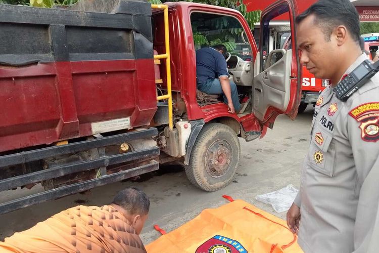 Evakuasi sopir truk yang tewas mendadak di dalam mobil ketika sedang antre membeli solar di SPBU kawasan Jalan Demang Lebar Daun, Kecamatan Ilir Barat I, Palembang, Sumatera Selatan, Kamis (22/12/2022).