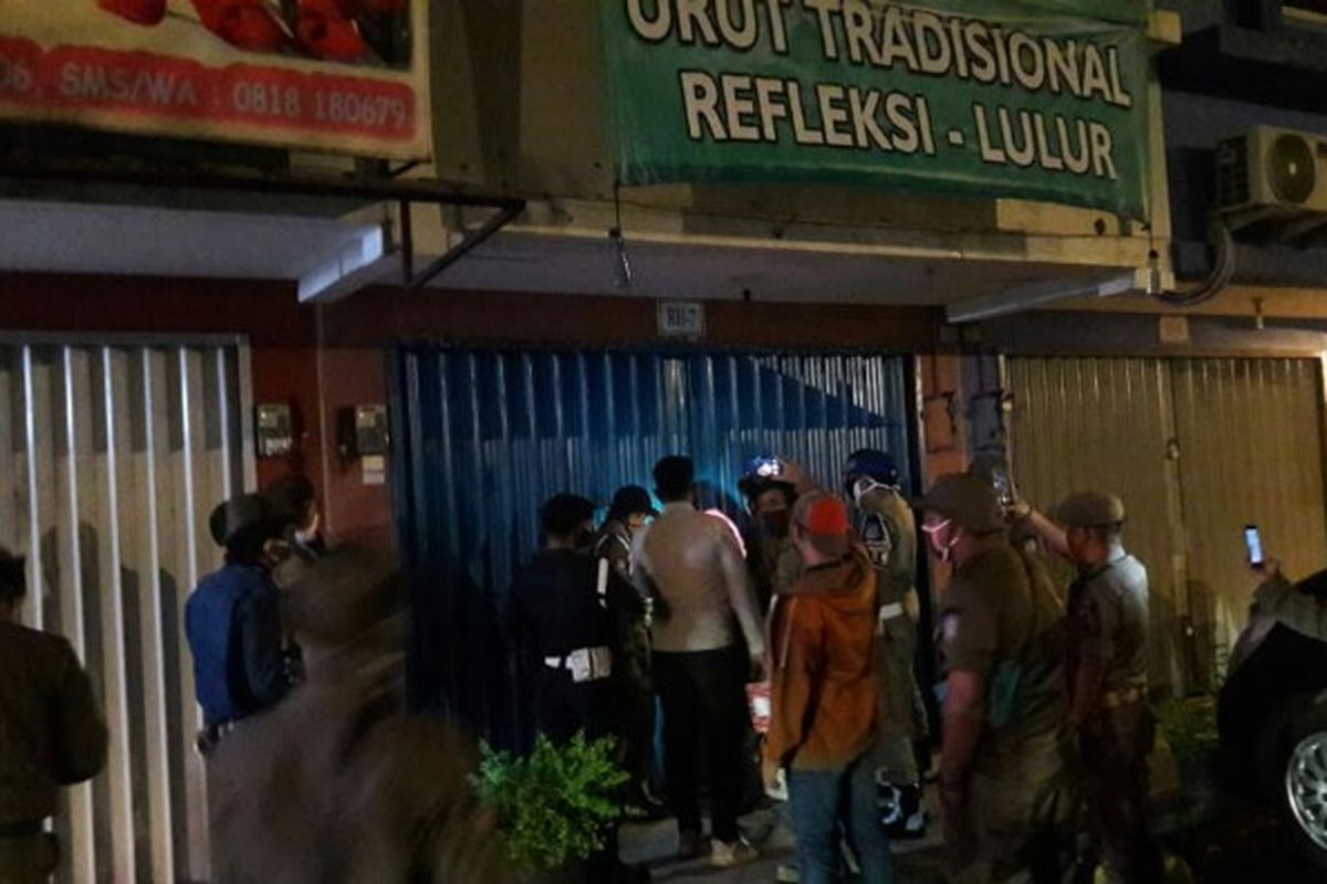 Satuan Polisi Pamong Praja (Satpol PP) Kota Tangerang Selatan melakukan razia Griya Pijat di kawasan Alam Sutera, Kelurahan Pakulonan, Serpong Utara, Selasa (28/4/2020) malam. Sedikitnya satu trapis dan tamunya terjaring dalam razia tersebut.