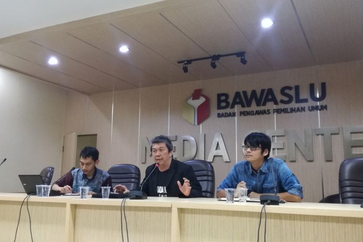 Sekretaris Jenderal KIPP Kaka Suminta (tengah) dan Peneliti SPD Erik Kurniawan (kanan) dalam pernyataan sikap bersama di Bawaslu RI, Jakarta, Minggu (3/3/2019).
