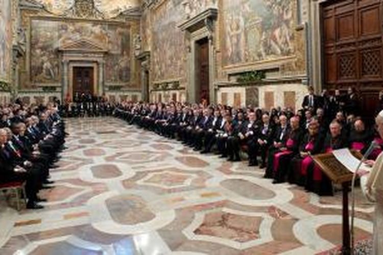 Paus Fransiskus saat memberikan pengarahan kepada korps diplomatik Vatikan yang akan bertugas ke seluruh dunia, Senin (13/1/2014).