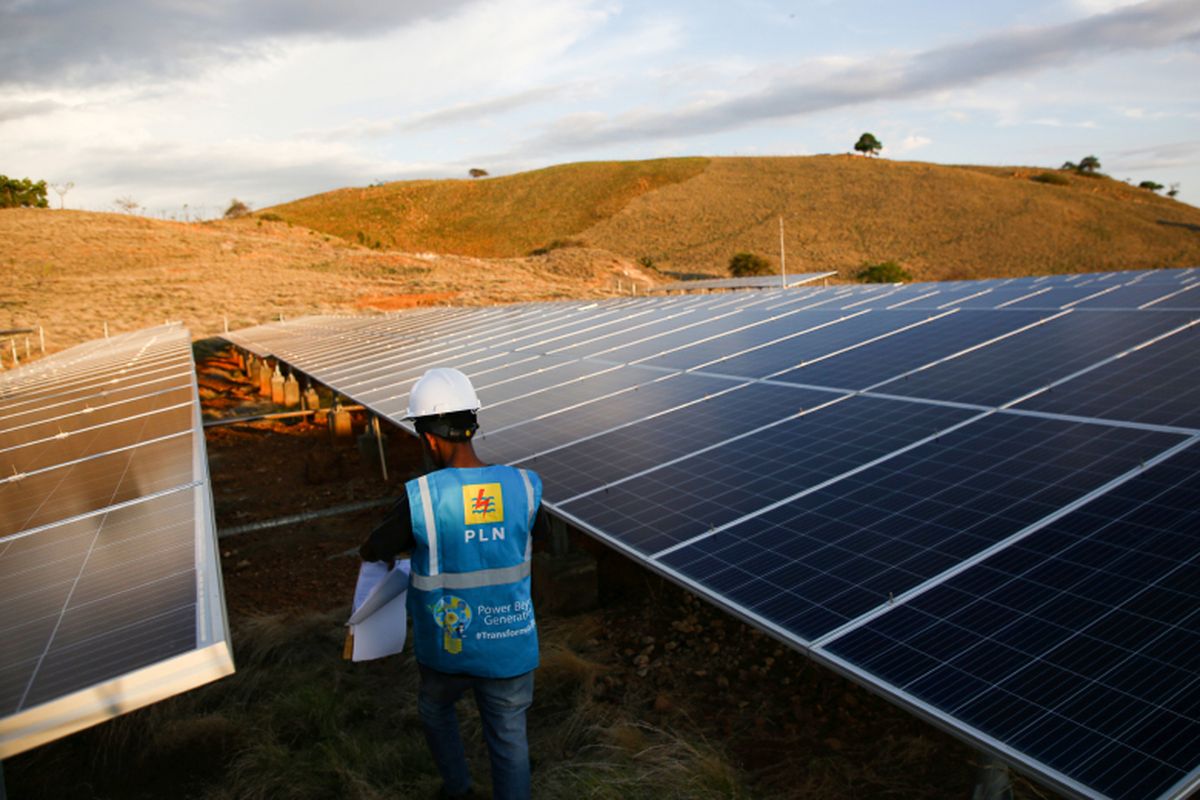 Foto udara PLTS Papagarang di Pulau Papagarang, Kecamatan Komodo, Manggarai Barat, Nusa Tenggara Timur, Jumat (1/10/2021). PLTS Papagarang yang memiliki kapasitas 380 kilowatt peak (kWp) menjadi sumber listrik utama bagi warga Desa Papagarang sejak tahun 2019. Selain di Pulau Papagarang, PLTS komunal serupa, yang memanfaatkan sinar matahari ini, juga terdapat di Pulau Messah, Pulau Seraya Besar, serta Pulau Boleng.