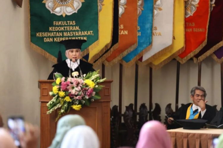 Guru Besar FK-KMK UGM Prof Susetyowati menyampaikan pidato pengukuhannya sebagai Guru Besar Bidang Gizi Kesehatan di ruang Balai Senat UGM, Yogyakarta, Selasa (7/5/2024) 