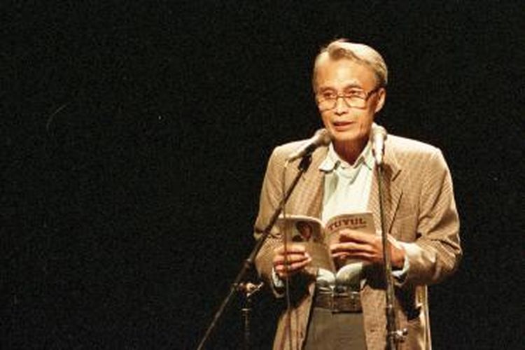 Penyair Sapardi Djoko Damono dengan penuh perasaan membacakan puisi dalam acara Malam Baca Puisi Selebriti yang diadakan oleh panitia Festival November 1998 yang berlangsung di Graha Bhakti Budaya Taman Ismail Marzuki, Jumat (4/12/1998).