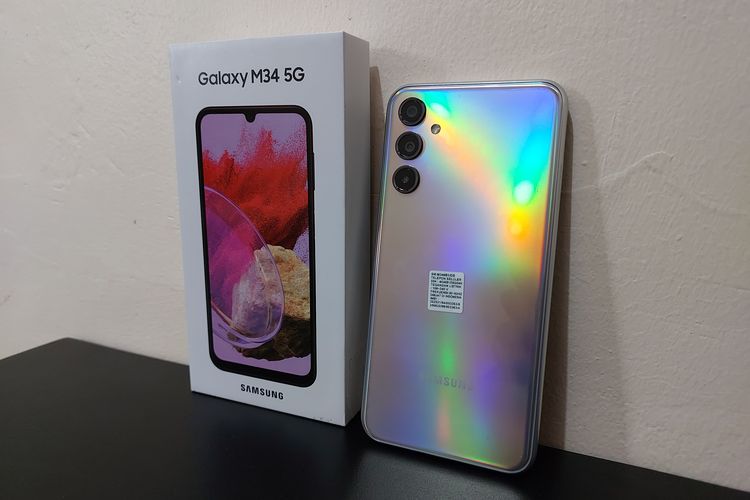 Samsung M34 5G resmi meluncur di Indonesia dengan spesifikasi unggulan baterai jumbo berkapasitas 6.000 mAh, kamera utama yang dibekali fitur penstabil gambar (Optical Image Stabilization/OIS), dan layar Super AMOLED seluas 6,5 inci.