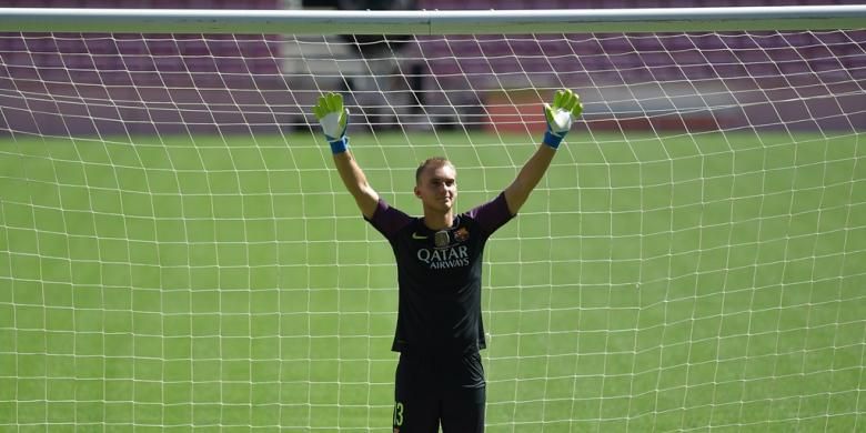 Penjaga gawang Barcelona, Jasper Cillessen, menjalani presentasi di Stadion Camp Nou, 26 Agustus 2016.