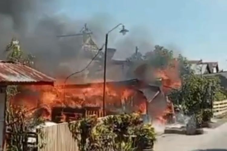 Delapan unit rumah di Kabupaten Bone, Sulawesi Selatan ludes dilalap api dan menewaskan seorang gadis penyandang disabilitas. Kamis, (12/10/2023)