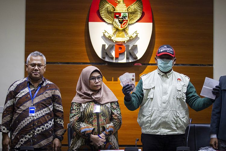 Wakil Ketua KPK Lili Pintauli Siregar (tengah) dan Ketua KPU Arief Budiman (kiri) menyaksikan penyidik menunjukkan barang bukti operasi tangkap tangan (OTT) KPK yang menjerat seorang komisioner KPU di gedung KPK, Jakarta, Kamis (9/1/2020). Dalam OTT tersebut KPK menetapkan empat orang tersangka yakni WSE Komisioner KPU, ATF mantan anggota Bawaslu serta HAR dan SAE dalam kasus dugaan penerimaan hadiah atau janji terkait penetapan anggota DPR Terpilih 2019-2024 dengan barang bukti uang sekitar Rp 400 juta dalam bentuk mata uang dolar Singapura dan buku rekening.