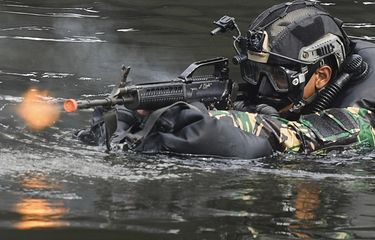 Foto dirilis Sabtu (18/7/2020), memperlihatkan prajurit Satuan Komando Pasukan Katak (Sat Kopaska) TNI AL melakukan penyerbuan saat infiltrasi ke garis depan penyerbuan di Kompleks Dermaga Pondok Dayung Koarmada I, Jakarta. Skenario penyerangan di Pulau Edam atau Pulau Damar, jajaran Kepulauan Seribu, Jakarta, itu adalah simulasi latihan Peperangan Laut Khusus 2020 dilakukan Kopaska Koarmada I.