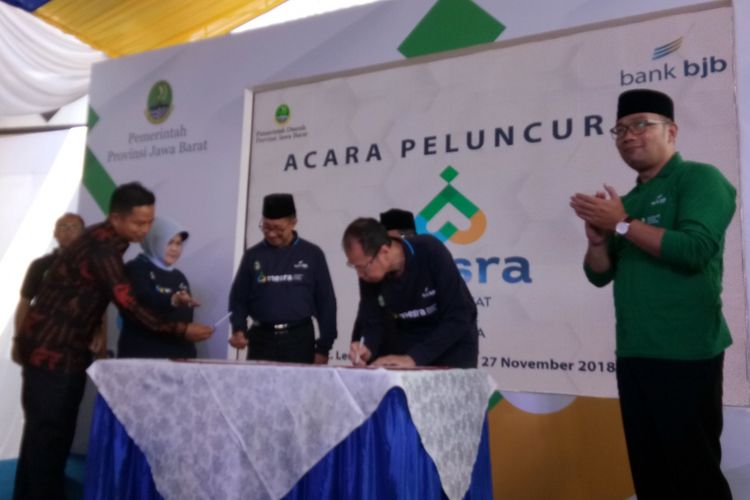 Gubernur Jawa Barat Ridwan Kamil meresmikan peluncuran program bjb Mesra di Masjid  Al-Hikmah, Desa Cibeber, Kecamatan Leuwiliang, Kabupaten Bogor, Jawa Barat, Selasa (27/11/2018).