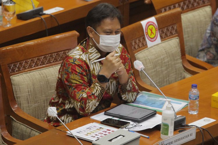 Menteri Kesehatan Budi Gunadi Sadikin (kiri) didampingi Direktur Utama PT Bio Farma (Persero) Honesti Basyir (kanan) menghadiri rapat kerja dengan Komisi IX DPR di Kompleks Parlemen Senayan, Jakarta, Selasa (12/1/2021). Rapat tersebut membahas persiapan jelang pelaksanaan vaksinasi COVID-19.  ANTARA FOTO/ Reno Esnir/aww 