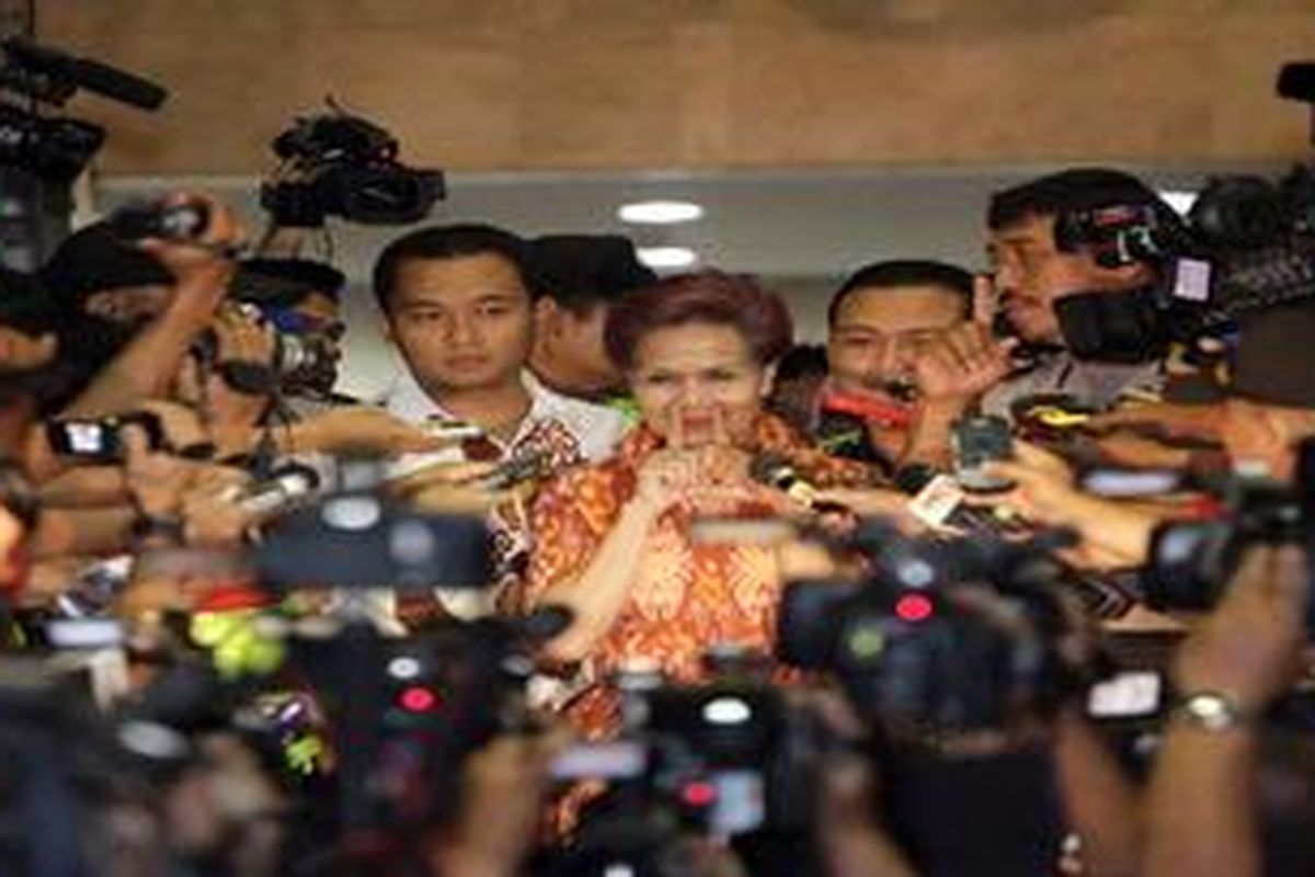 Tersangka Miranda Goeltom keluar gedung Komisi Pemberantasan Korupsi (KPK),Jakarta, usai menjalani pemeriksaan, Jumat (1/6/2012). Seusai diperiksa selama 8 jam, Mantan Deputi Gubernur Senior Bank Indonesia (DGSBI) tersebut langsung ditahan di Rutan Jakarta Timur Cabang KPK atas dugaan suap   kepada anggota DPR dalam pencalonan dirinya sebagai DGSBI tahun 2004.