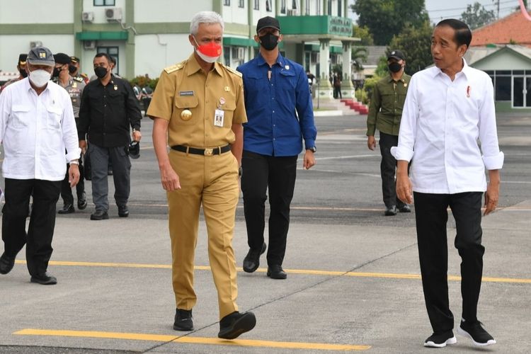 Presiden Joko Widodo bersama Gubernur Jawa Tengah, Ganjar Pranowo saat kunjungan kerja di Jawa Tengah, Senin (3/10/2022).