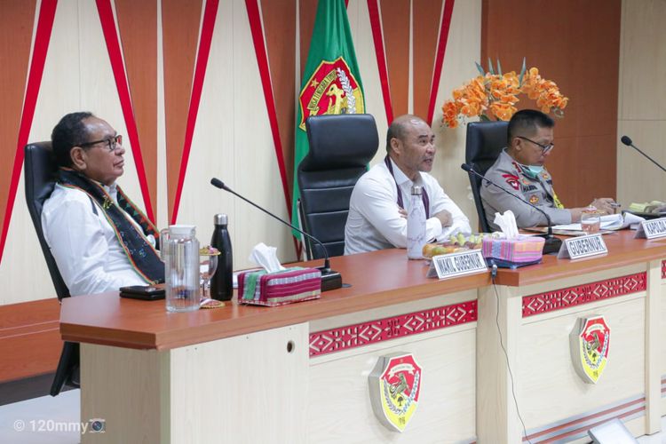 Gubernur Nusa Tenggara Timur (NTT) Viktor Bungtilu Laiskodat, saat memimpin rapat virtual dengan para Bupati dan Wali Kota di ruang rapat Gubernur, Selasa (26/5/2020)