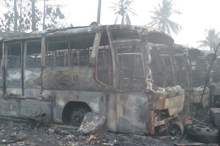 Puluhan bus terbakar di terminal Pondok Cabe, Tanggerang Selatan, Jumat (27/9/2019)