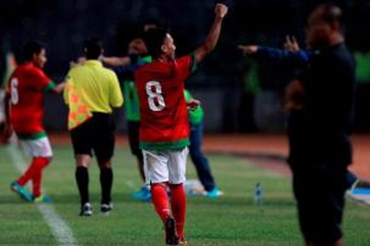 Pemain Indonesia, Muhammad Hargianto berselebrasi usai membobol gawang Filipina pada pertandingan kualifikasi Piala Asia U-19 di Stadion Utama Gelora Bung Karno, Jakarta, Kamis (10/10/2013). Indonesia unggul 2-0.