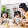 5 Tips Mendidik Anak agar Senang Menolong