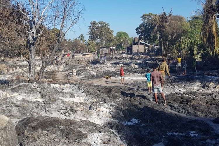 Kampung Adat Situs Deke, Desa Patiala Bawah, Kecamatan Lamboya, Kabupaten Sumba Barat, NTT, hangus terbakar pada Senin (10/8/2020) sore. 