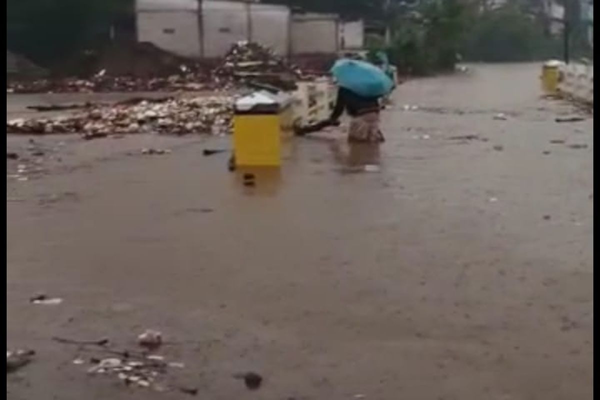 Jembatan Pesanggrahan jalan Bulak Barat, Cipayung, Depok, terendam banjir hingga kini akses masih terputus, Kamis (10/3/2022).