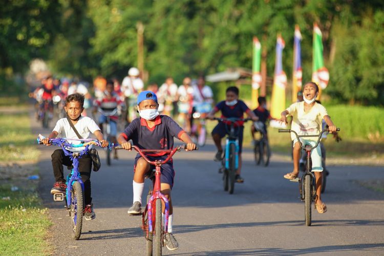 Sejumlah anak-anak dari tingkat sekolah dasar hingga SMP dari sekitar 5 sekolah di kota Mbay ambil bagian dalam parade sepeda, pada Kamis (16/12/2021).