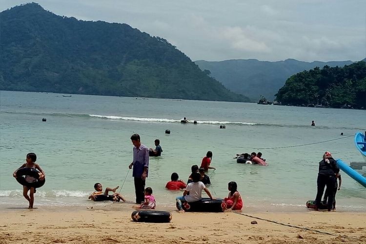 Pantai Karanggongso Trenggalek memiliki pantai berpasir putih.