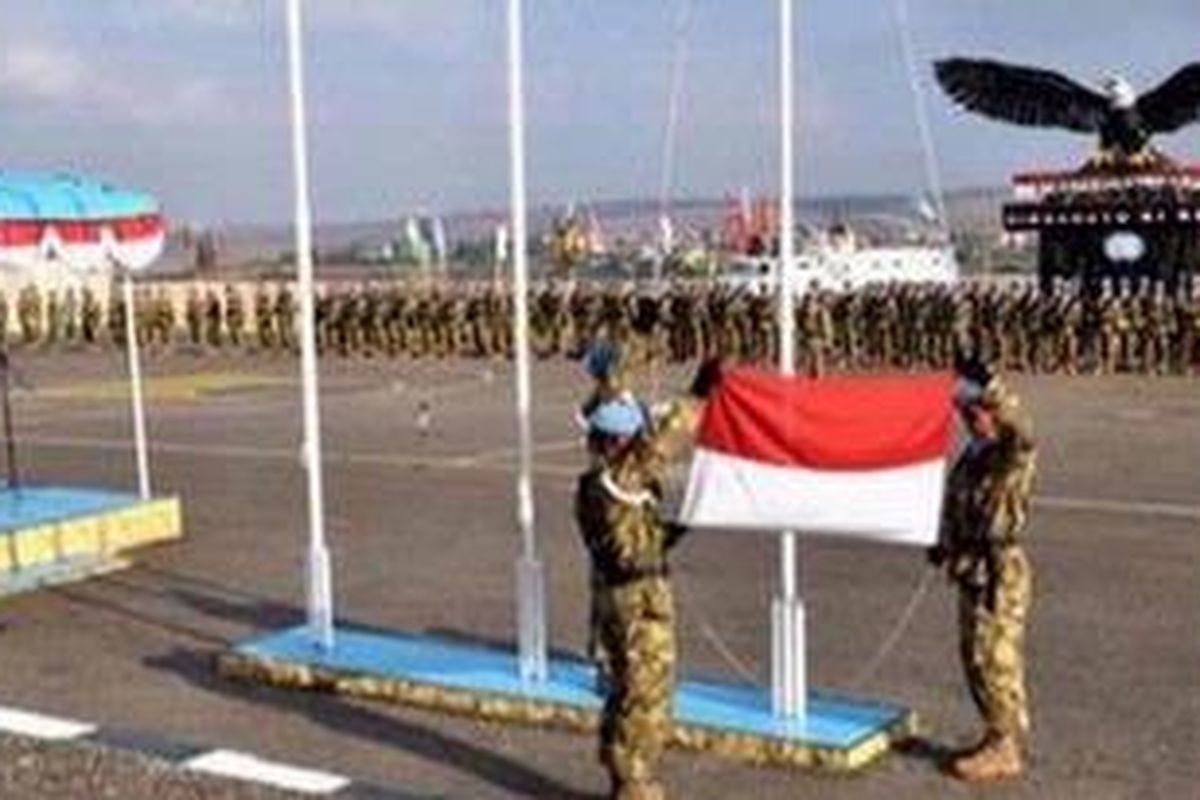 Personel Satuan Tugas Batalyon Mekanis Konga XXIII-F/UNIFIL memperingati Proklamsi RI dengan menggelar Upacara Pengibaran Bendera Merah Putih di Markas Indobatt UN Posn 7-1, Ashid al Qusayr, Lebanon Selatan, Jumat (17/8/2012). Bertindak sebagai inspektur upacara yaitu Wakil Komandan Satgas Konga XXIII-F/UNIFIL (Indobatt) Letkol Mar FJH Pardosi.