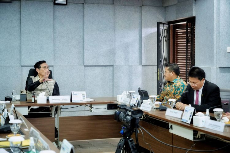 Sekdaprov Sumut, Togap Simangunsong saat mendengar arahan Ketua Dewan Ekonomi Nasional, Luhut Binsar Panjaitan saat mengikuti Rapat Penataan Kawasan Danau Toba di Ruang Rapat Kampus Institut Teknologi Del,  Laguboti, Kabupaten Toba, Sabtu (12/7/2025).