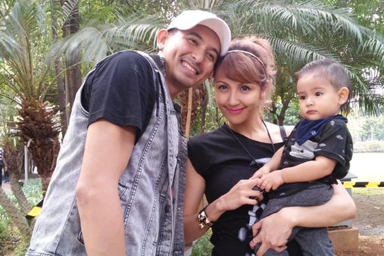 Ryan Delon dan Sharena Gunawan diabadikan bersama putra mereka, Ryshaka Dharma, di Jakarta, Sabtu (31/10/2015).