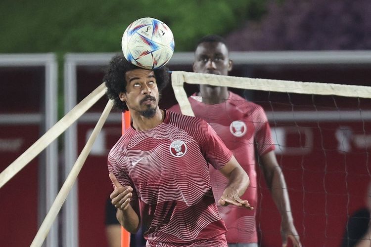 Penyerang Qatar Akram Afif menyundul bola pada sesi latihan di Doha, 17 November 2022, jelang Piala Dunia 2022.