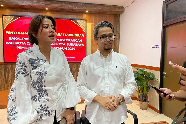 Asrilia (kiri) dan Satrio (kanan) mendaftarkan diri ikut Pilkada Surabaya 2024 pada Minggu (12/5/2024) malam. Pasangan ini mengambil jalur independen.