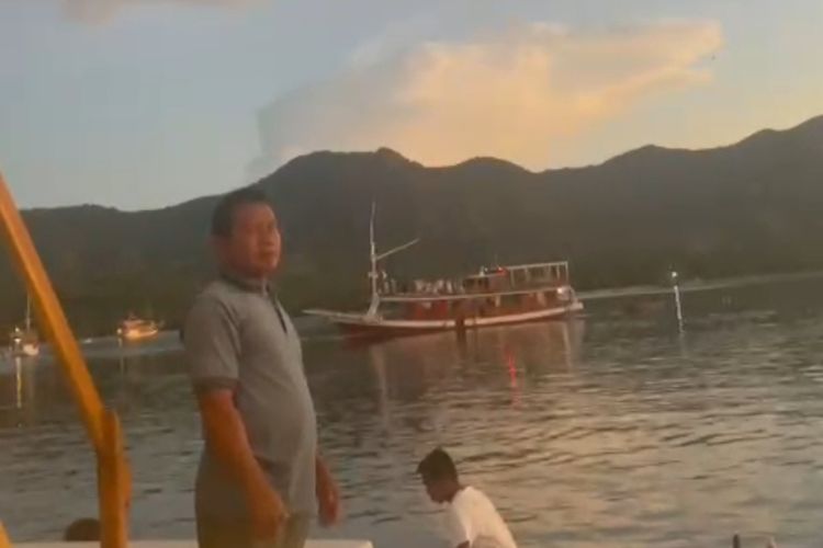 Foto : Sreenshoot video wisatawan pada sebuah kapal menyalakan petasan di Pulau Kalong, kawasan Taman Nasional Komodo, Kabupaten Manggarai Barat, NTT,  pada Kamis (30/3/2022) sore.