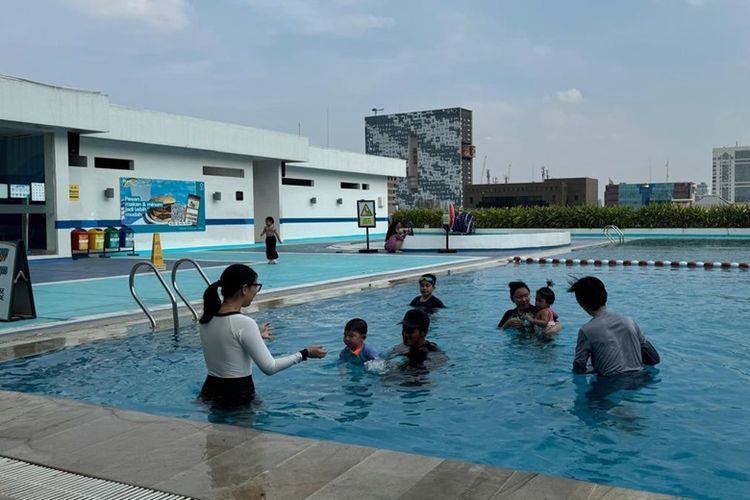 Fasilitas kolam renang di RockStar Academy Gajah Mada. 