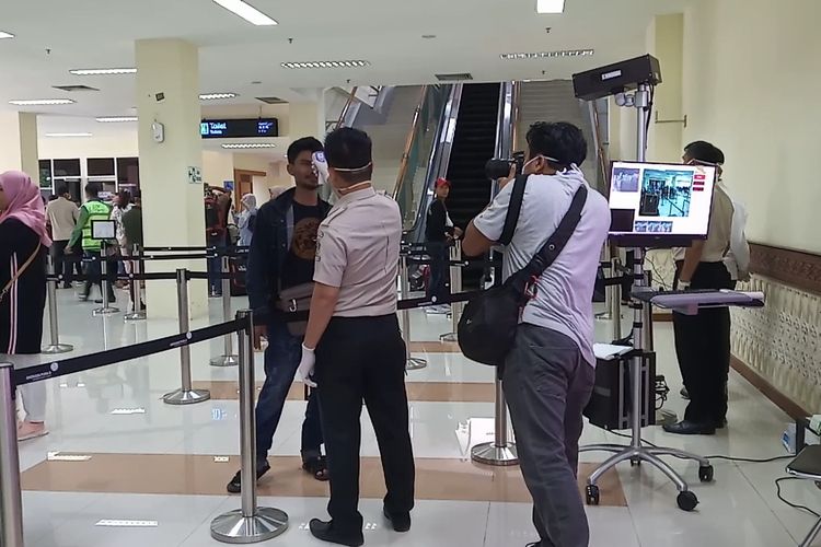 Petugas memeriksa suhu tubuh penumpang yang tiba di Bandara SIM Aceh Besar. 