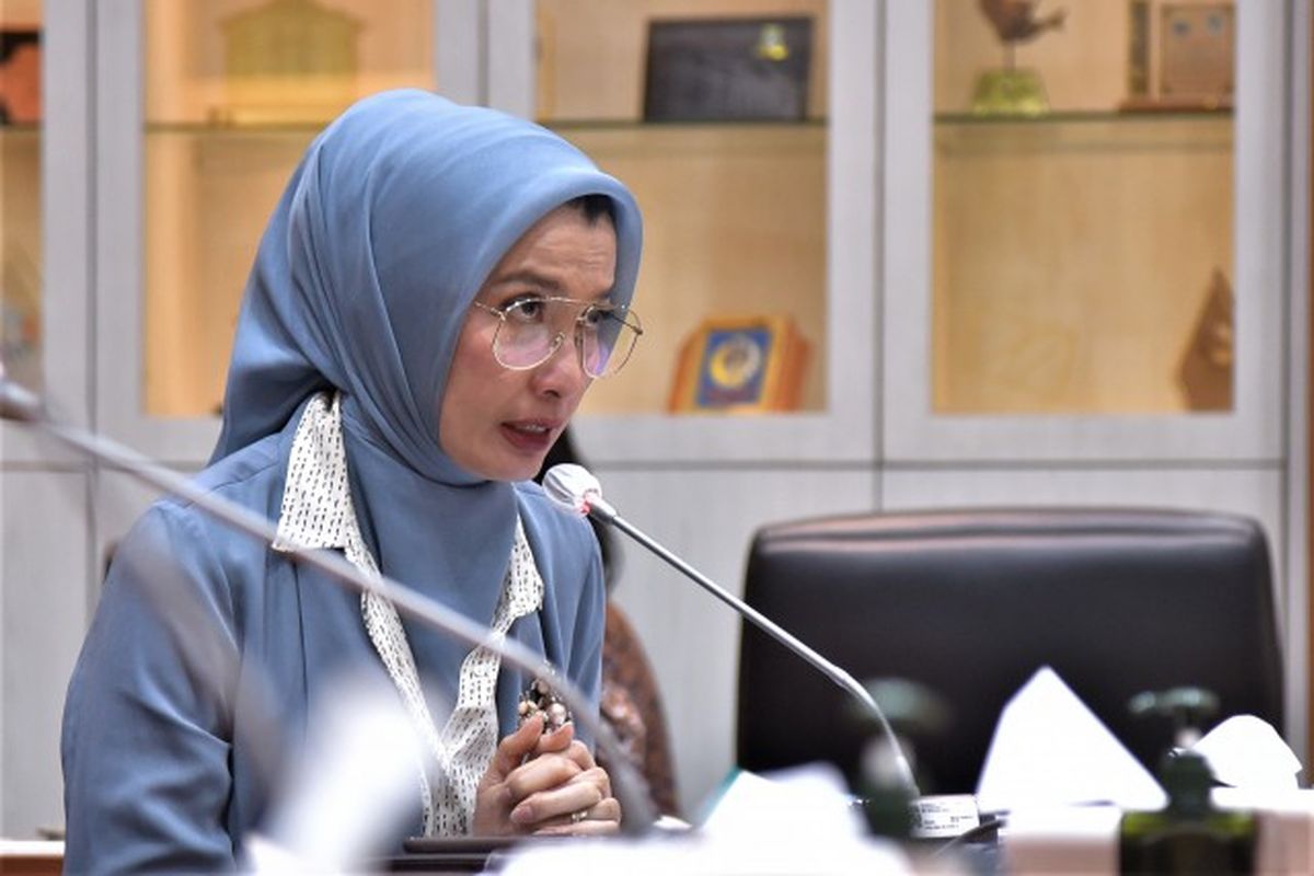 Anggota Komisi IX DPR RI Arzeti Bilbina dalam Rapat Dengar Pendapat Komisi IX bersama Direktur Utama dan Dewan Pengawas BPJS Kesehatan di Gedung DPR RI, Senayan, Jakarta, Selasa (4/4/2023). 
 