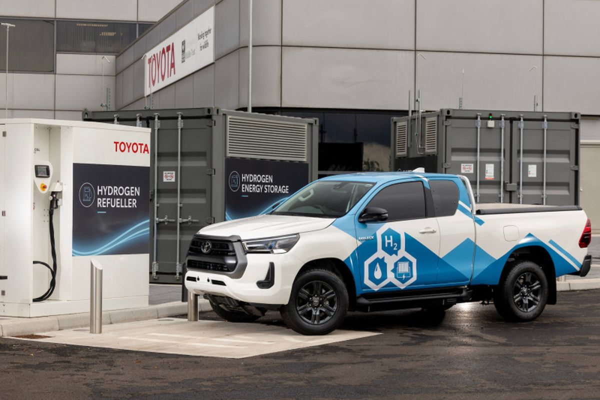 Purwarupa Toyota Hilux dengan teknologi sel bahan bakar hidrogen.