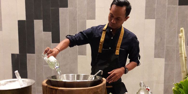 Made Bagia memperagakan cara membuat minuman Tiga Hijau di Renaissance Bali Uluwatu Resort & Spa, Senin (4/6/2018) malam. 