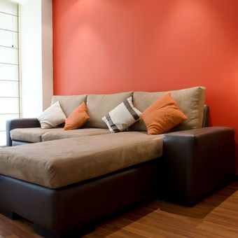 Ilustrasi ruang tamu dengan dinding warna terakota.