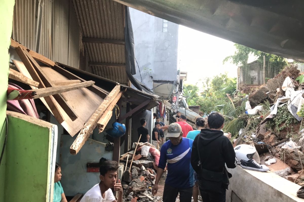 Tembok milik rumah warga Kavling Melati roboh dan menimpa sejumlah rumah warga RT 010 RW 03 di 03 di Gang Melati Jalan Kemang Timur XI, Bangka, Mampang Prapatan, Jakarta Selatan. Puing-puing reruntuhan tembok menyumbat saluran air hingga menyebabkan banjir belum surut.