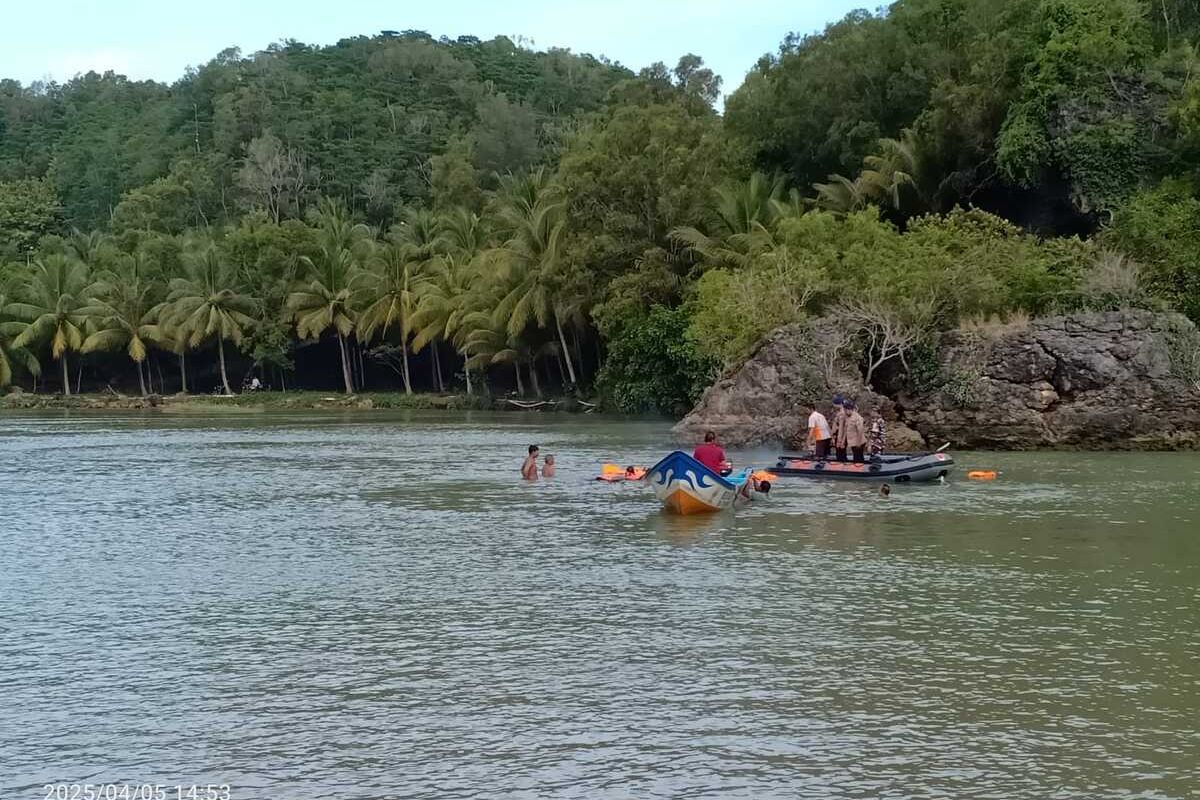 Tim SAR gabungan evakusai tiga korban tenggelam di muara sungai kawasan Pantai Soge Kabupaten Pacitan Jawa Timur, Sabtu (05/04/2025).