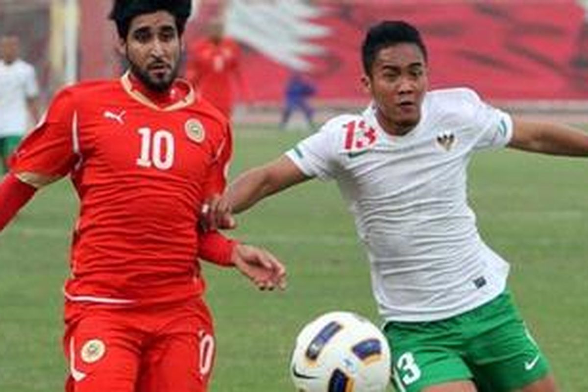 Pemain Bahrain, Mohammed Ali (kiri), berduel dengan pemain Indonesia, Gunawan Nurcahyo, pada pertandingan terakhir kualifikasi Piala Dunia 2014 Grup E Zona Asia, Rabu (29/2/2012). Indonesia secara memalukan dikalahkan Bahrain 0-10.