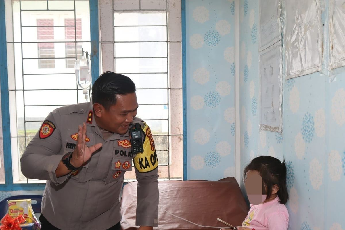 Kapolres Nisel, AKBP Ferry Mulyana saat melihat bocah kondisi bocah 10 tahun yang viral diduga dianiaya keluarganya, Senin (27/1/2025)