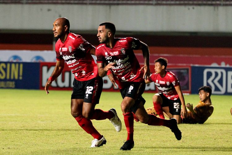 Pemain Bali United Leonard Tupamahu dan Brwa Nouri saat pertandingan melawan Bhayangkara FC yang berakhir dengan skor 1-2 pada pekan 8 Liga 1 2021 di Stadion Maguwoharjo Sleman, Sabtu (23/10/2021) malam.